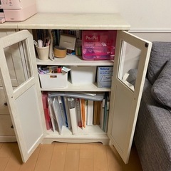 【中古品右側】白くてかわいいレトロ風キャビネットの画像