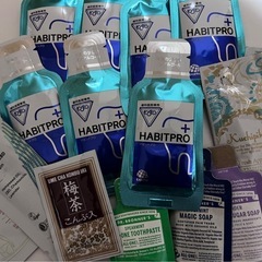 モンダミン写真全部プレゼント中　タッパー、人形の服、瓶などの画像