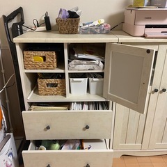 【中古品左側】白くてかわいいレトロ風キャビネットの画像