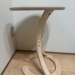 木のサイドテーブルの画像