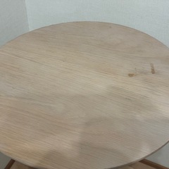 木のサイドテーブルの画像