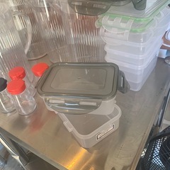 タッパー、調味料入れ、水入れなどの画像