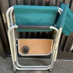 サイドテーブル付き折りたたみチェア キャンプの画像