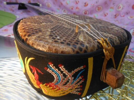 新品未使用現品販売26.980円沖縄三線蛇皮本張片面ナイロン張螺鈿棹