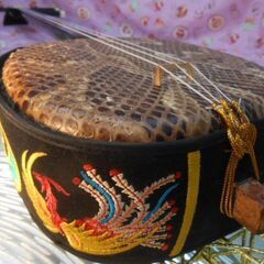 新品未使用現品販売26.980円　沖縄三線蛇皮本張片面ナイロン張　螺鈿棹の画像