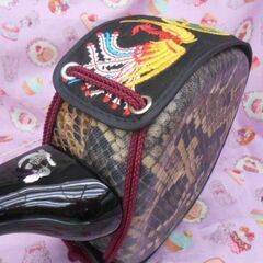 新品未使用現品販売26.980円　沖縄三線蛇皮本張片面ナイロン張　螺鈿棹の画像