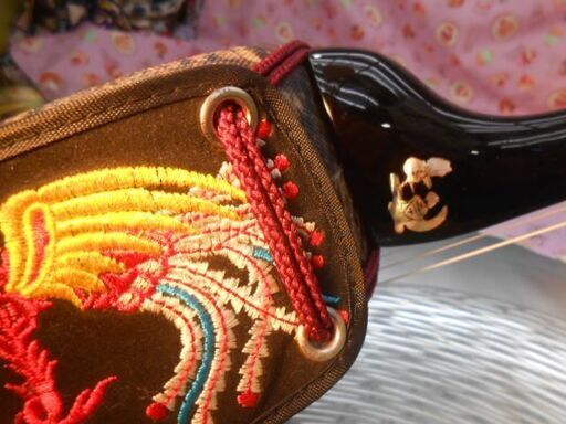 新品未使用現品販売26.980円沖縄三線蛇皮本張片面ナイロン張螺鈿棹