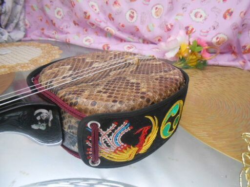 新品未使用現品販売26.980円沖縄三線蛇皮本張片面ナイロン張螺鈿棹