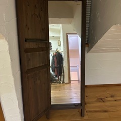 木製スタンドミラーの画像