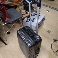 美品たったの千円ポッキリ　最新素材　超軽量コンパクト　スーツケース　キャリケース　旅行カバンの画像