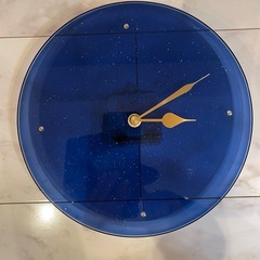 ブルーのガラス製掛け時計の画像