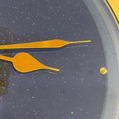 ブルーのガラス製掛け時計の画像