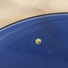 ブルーのガラス製掛け時計の画像