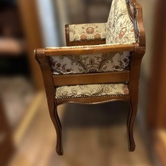 クラシックな花柄の刺繍が施された布製のソファの画像