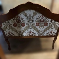 クラシックな花柄の刺繍が施された布製のソファの画像