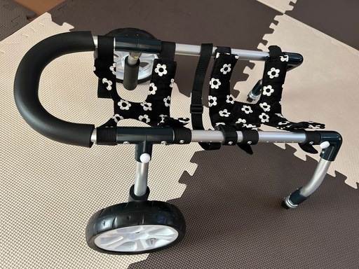 犬用車椅子　犬の歩行器　四輪