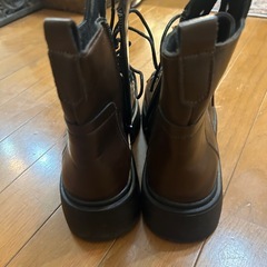 ブラウン 革製 ショートブーツの画像