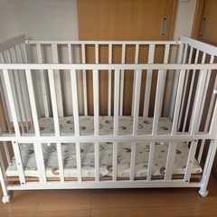 ベビーベッド、メリーのセットの画像