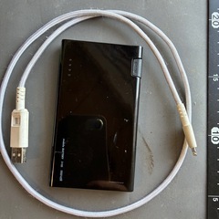 旧型iPhoneのモバイルバッテリーの画像