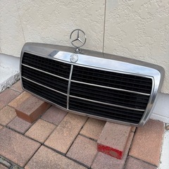 昔のメルセデスベンツのグリルの画像