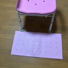折りたたみシャワーベンチと滑り止めマット(受け取り者決まりました)の画像