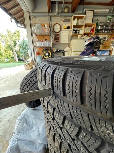 スタッドレスタイヤ（サイズ225/40R18）4本セット と保管袋 