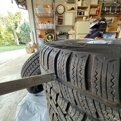 スタッドレスタイヤ（サイズ225/40R18）4本セット と保管袋 の画像
