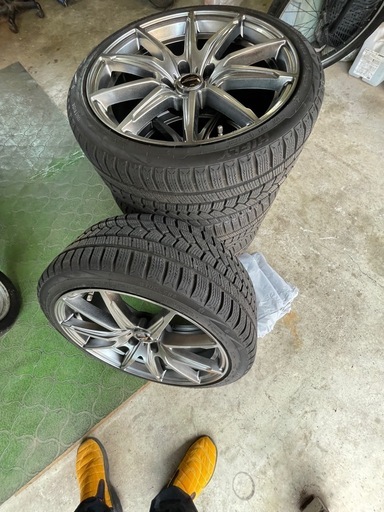 スタッドレスタイヤ（サイズ225/40R18）4本セット と保管袋 