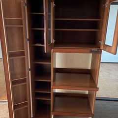 キッチンボード　食器棚の画像