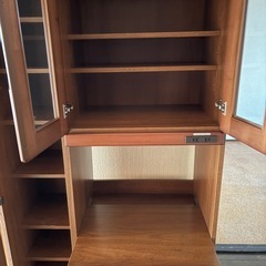 キッチンボード　食器棚の画像