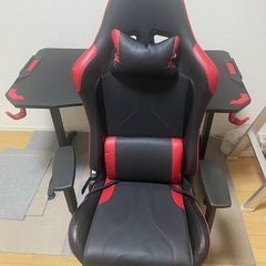 ニトリゲーミングチェア、ゲーミングデスクの画像