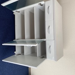 白　食器棚の画像