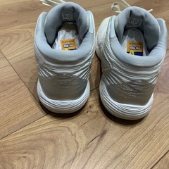 asicsバスケシューズ、converse2足セットの画像