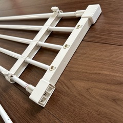①伸縮突っ張り棚の画像