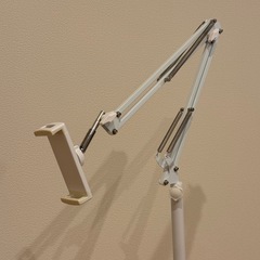 タブレット スタンド 【2024発売】 タブレット アーム タブレットホルダー スマホアームスタンド 寝ながら ボルダー 自由角度調整 360°回転ホルダー 高さ調節 土台強化 ipad スマホ 折り畳み 4～12.9インチ多機種 45-175cm 卓上・床置き両用(ホワィト)の画像