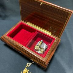 アクセサリーケース　小物入れ　鍵付き 楽器の絵　オルゴールは動作不良ありの画像