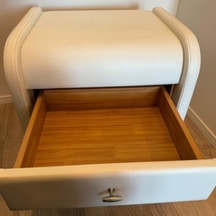 【譲ります】ベッドサイドテーブル　合皮の画像