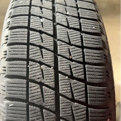 スタッドレスタイヤ4本純正ホイルカバー付きの画像