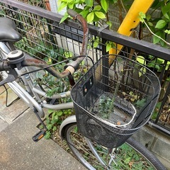 パンクしている自転車の画像