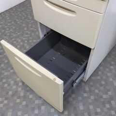 オカムラ デスクワゴン 脇机 3段の画像