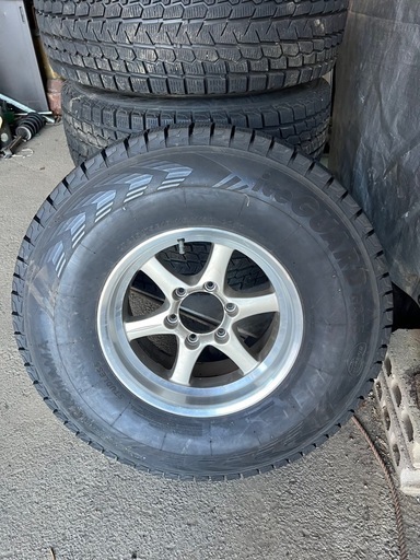 スタッドレス付きブレイクロック (Break Rock) 製の16インチ8Jアルミホイール4本セット