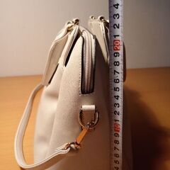 ホワイト ショルダーバッグ ファスナー付きの画像