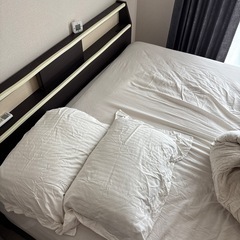 ダブルクイーンベッドフレームの画像