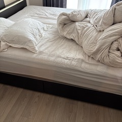 ダブルクイーンベッドフレームの画像