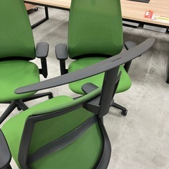 【来店歓迎 】【OF-77】定価11万　内田洋行 ウチダ ニンバスチェア フォレストグリーン ミドルバック オフィスチェア 可動肘 デスクワーク 高級事務椅子 ハンガー付 ワークチェア　検)事務机 オフィス チェア　会議 椅子　ロッカー　ミーティングテーブル　応接ソファ 店舗 事務所 什器　書庫 本棚 ラック デスク スチール 美品多数 格安 【中古オフィス家具】の画像
