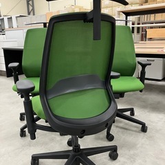 【来店歓迎 】【OF-77】定価11万　内田洋行 ウチダ ニンバスチェア フォレストグリーン ミドルバック オフィスチェア 可動肘 デスクワーク 高級事務椅子 ハンガー付 ワークチェア　検)事務机 オフィス チェア　会議 椅子　ロッカー　ミーティングテーブル　応接ソファ 店舗 事務所 什器　書庫 本棚 ラック デスク スチール 美品多数 格安 【中古オフィス家具】の画像