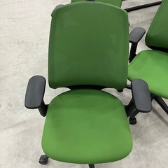【来店歓迎 】【OF-77】定価11万　内田洋行 ウチダ ニンバスチェア フォレストグリーン ミドルバック オフィスチェア 可動肘 デスクワーク 高級事務椅子 ハンガー付 ワークチェア　検)事務机 オフィス チェア　会議 椅子　ロッカー　ミーティングテーブル　応接ソファ 店舗 事務所 什器　書庫 本棚 ラック デスク スチール 美品多数 格安 【中古オフィス家具】の画像