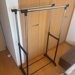 キャスター付き物干しラックの画像