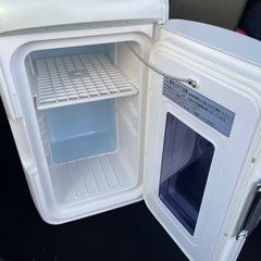 テレビ、小型冷蔵庫の画像