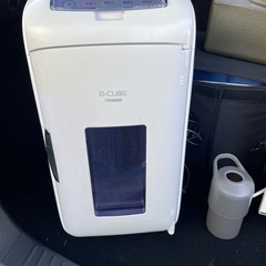 テレビ、小型冷蔵庫の画像